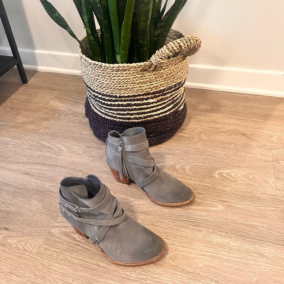 Grey boots with zipper - Picture 2 of 8